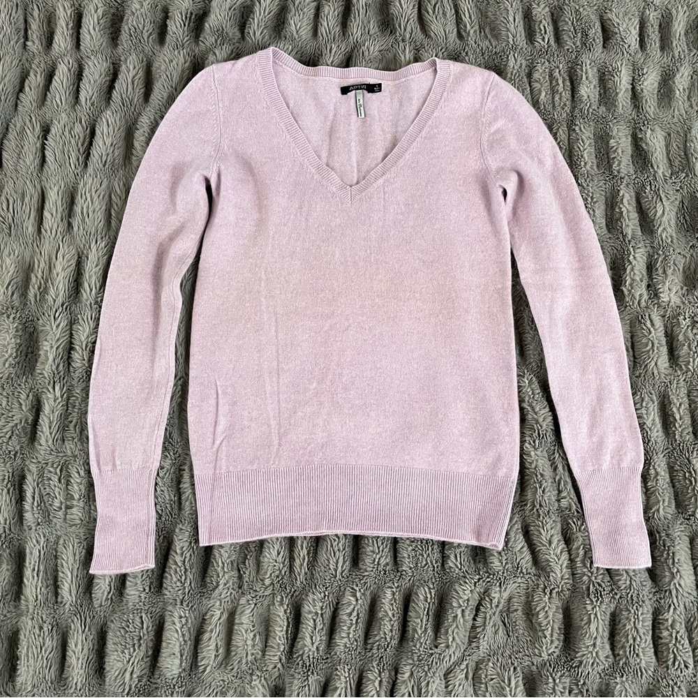 NWOT- Apt 9 lilac colored v-neck cashmere sweater, size small.